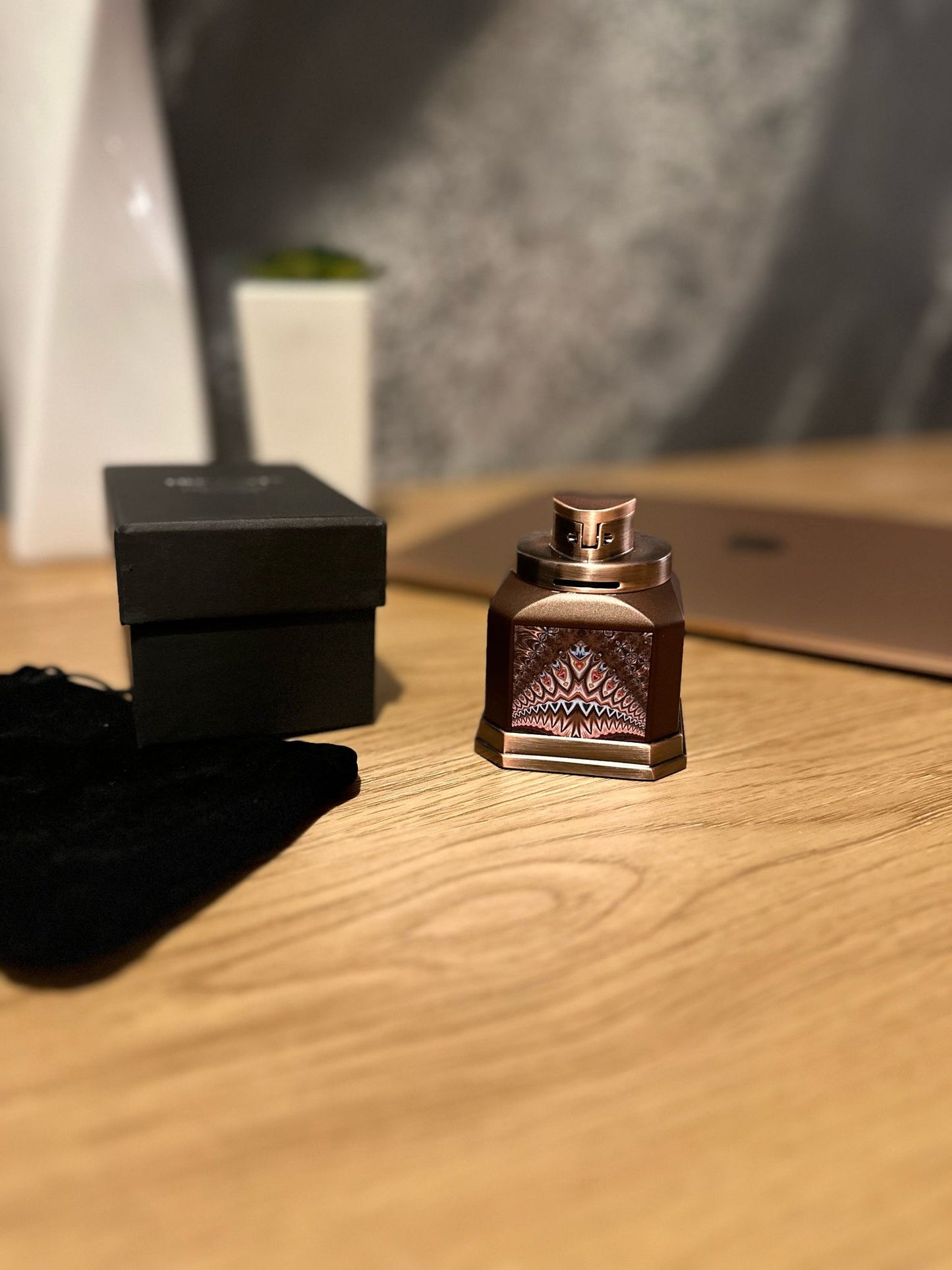 Element decorativ cu flamǎ